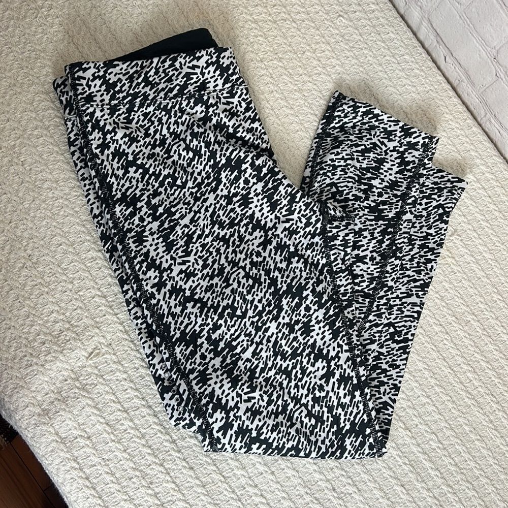 Nike dri fit leggings: black and white patterned: SIZE: MEDIUM
